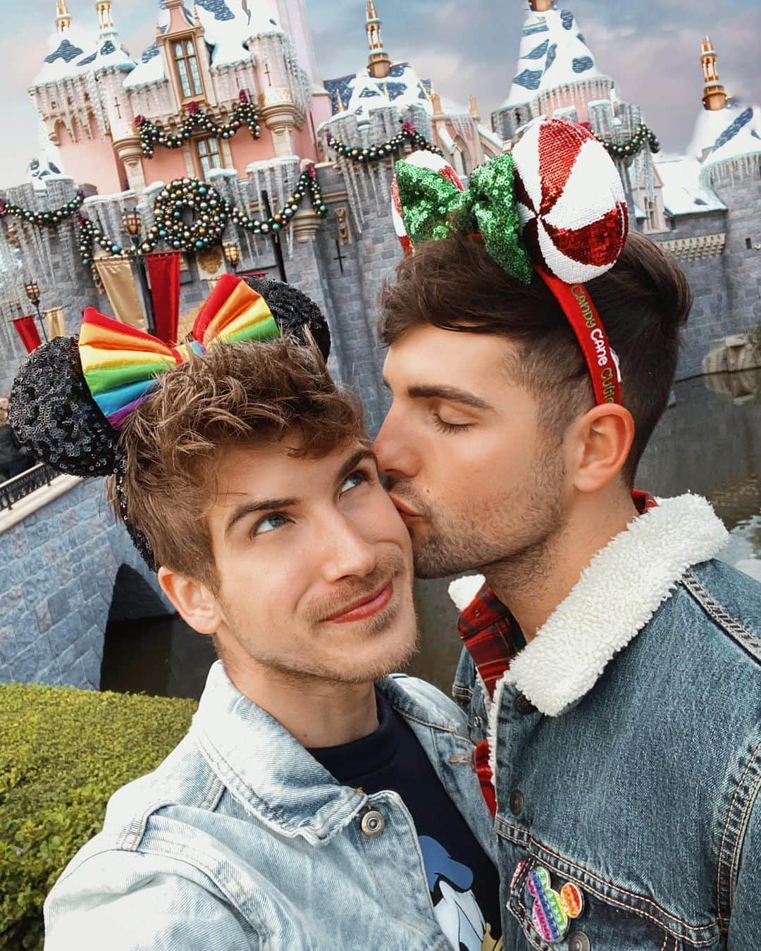 ジョーイ・グレーセッファさんのインスタグラム写真 - (ジョーイ・グレーセッファInstagram)「The happiest place on earth...36737474 pictures later @misterpreda still loves me! 🥰❄️🎄 thank you for the perfect start to the holidays @disneyland 🎁」12月13日 5時00分 - joeygraceffa