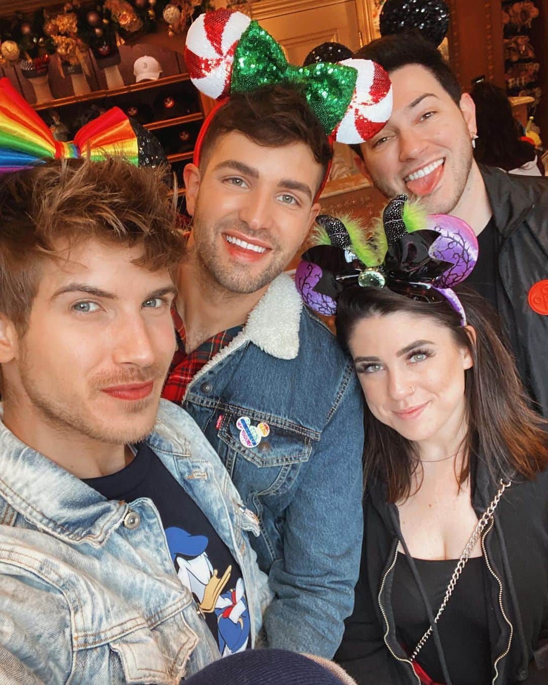 ジョーイ・グレーセッファさんのインスタグラム写真 - (ジョーイ・グレーセッファInstagram)「The happiest place on earth...36737474 pictures later @misterpreda still loves me! 🥰❄️🎄 thank you for the perfect start to the holidays @disneyland 🎁」12月13日 5時00分 - joeygraceffa