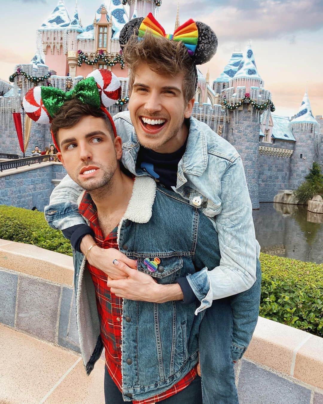 ジョーイ・グレーセッファのインスタグラム：「The happiest place on earth...36737474 pictures later @misterpreda still loves me! 🥰❄️🎄 thank you for the perfect start to the holidays @disneyland 🎁」