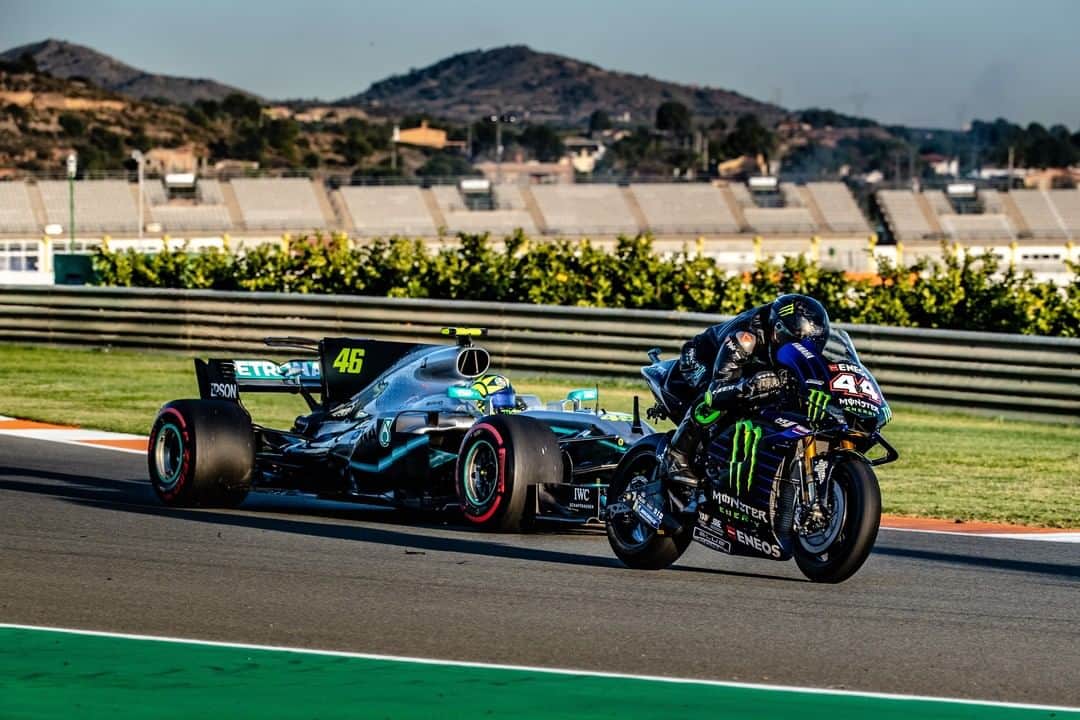 MotoGPさんのインスタグラム写真 - (MotoGPInstagram)「How EPIC is this? 🤩 // We’ll never get tired of seeing pics and videos from this special day 😍 #LH44VR46 #MotoGP #F1」12月13日 5時01分 - motogp