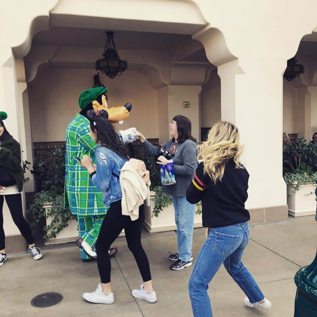 リンジー・ゴートさんのインスタグラム写真 - (リンジー・ゴートInstagram)「happiest place on earth, except for Goofy, who i had to stalk for a block to get a picture with him. sheesh.」12月13日 5時01分 - lindseygort