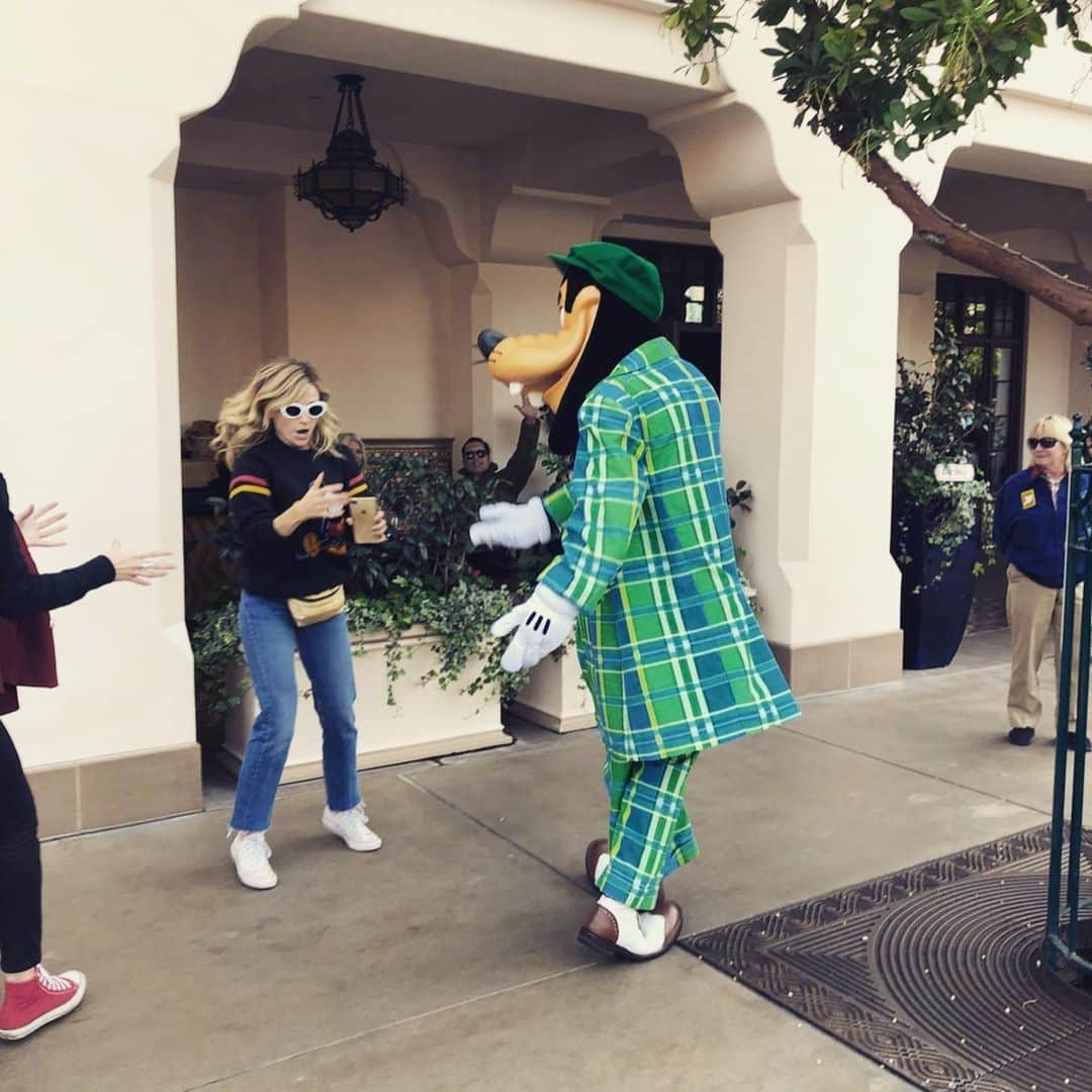 リンジー・ゴートさんのインスタグラム写真 - (リンジー・ゴートInstagram)「happiest place on earth, except for Goofy, who i had to stalk for a block to get a picture with him. sheesh.」12月13日 5時01分 - lindseygort