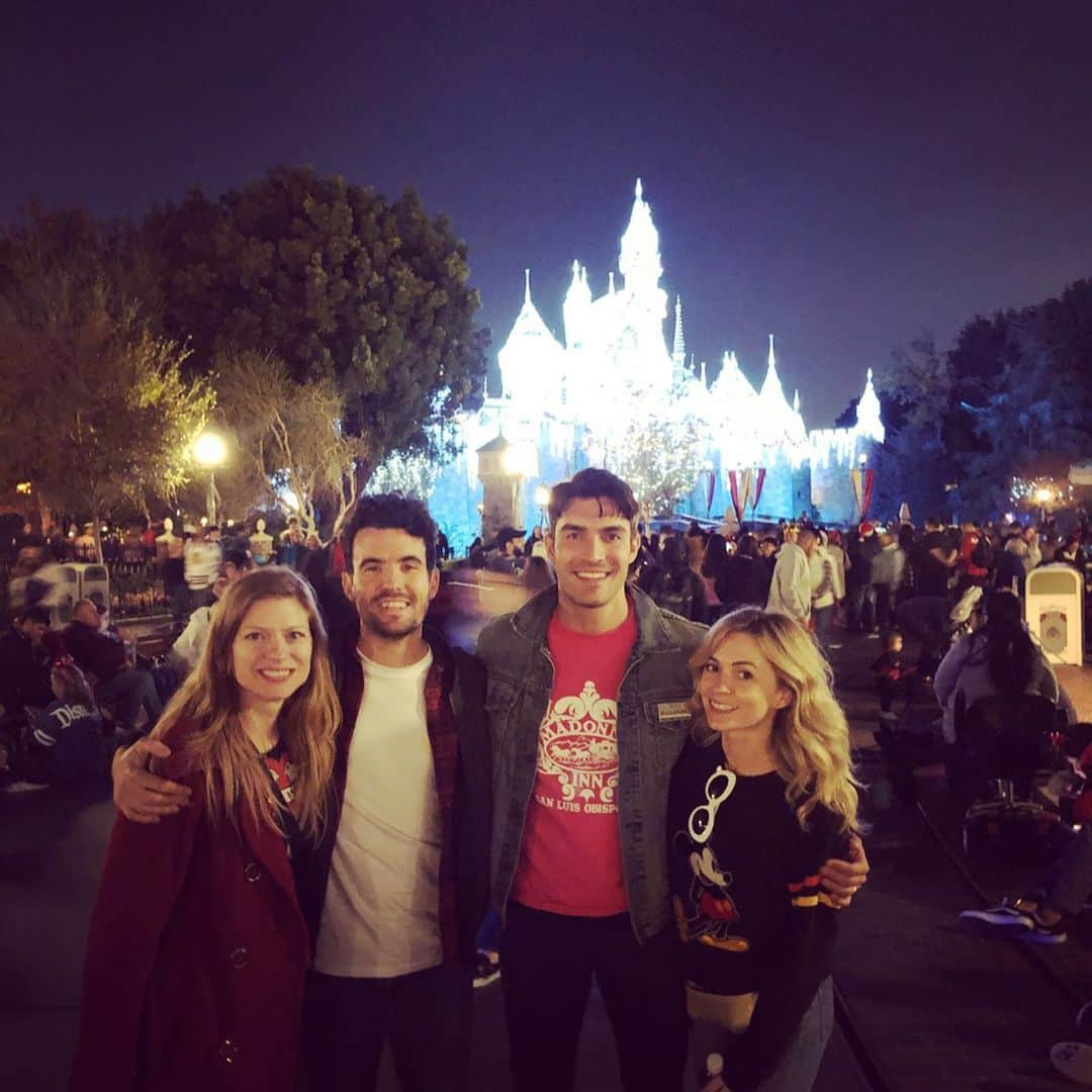 リンジー・ゴートさんのインスタグラム写真 - (リンジー・ゴートInstagram)「happiest place on earth, except for Goofy, who i had to stalk for a block to get a picture with him. sheesh.」12月13日 5時01分 - lindseygort