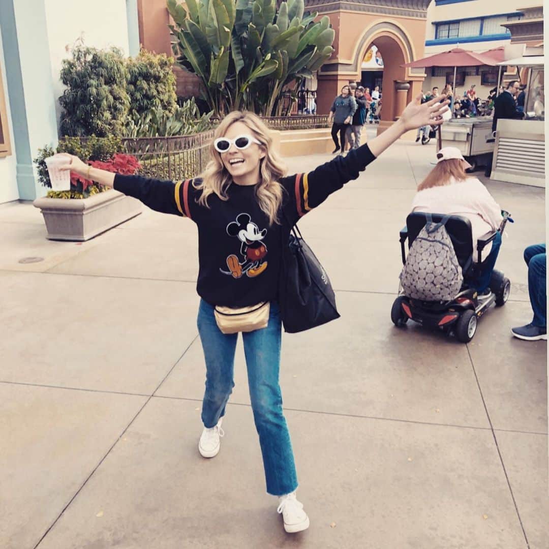 リンジー・ゴートのインスタグラム：「happiest place on earth, except for Goofy, who i had to stalk for a block to get a picture with him. sheesh.」