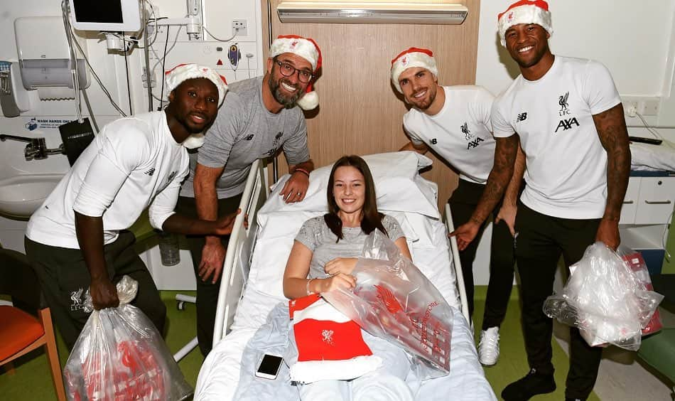 ジョーダン・ヘンダーソンさんのインスタグラム写真 - (ジョーダン・ヘンダーソンInstagram)「Always a pleasure to see the kids and staff @alderhey  Merry Christmas 🎄 🎅🏻」12月13日 5時11分 - jhenderson