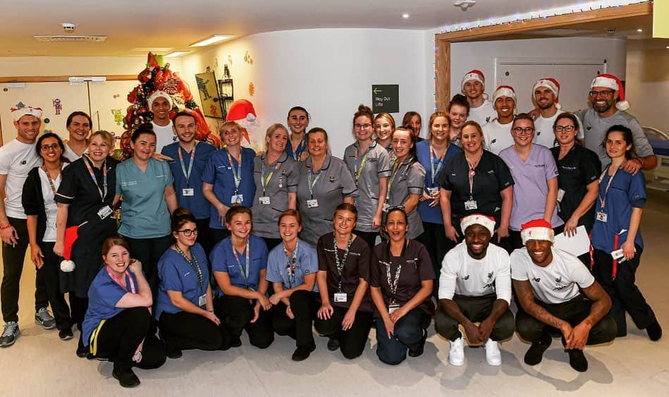 ジョーダン・ヘンダーソンさんのインスタグラム写真 - (ジョーダン・ヘンダーソンInstagram)「Always a pleasure to see the kids and staff @alderhey  Merry Christmas 🎄 🎅🏻」12月13日 5時11分 - jhenderson