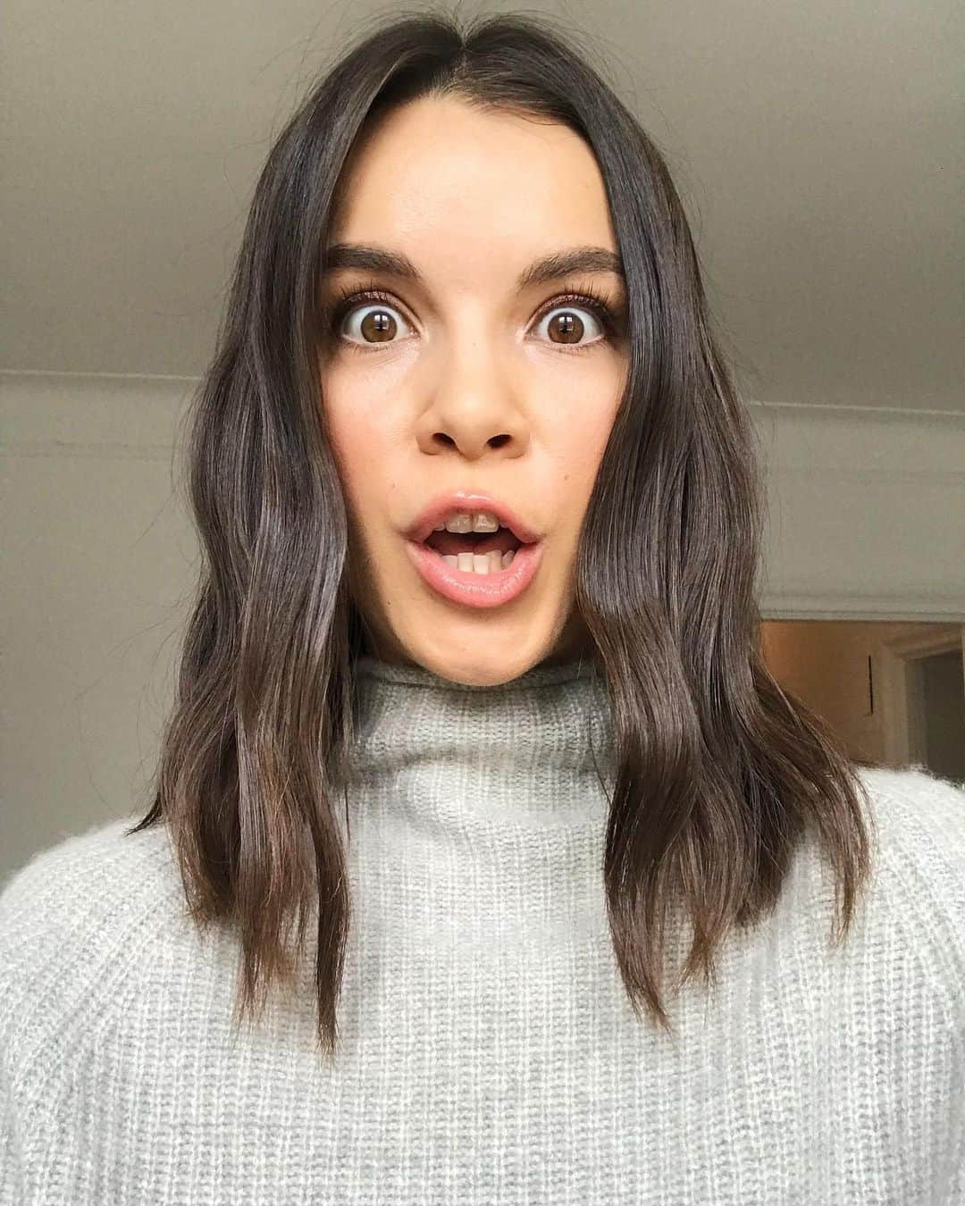 イングリッド・ニールセンのインスタグラム：「When did my hair get SO long?!?! 😱 Should I cut it or let it grow?」