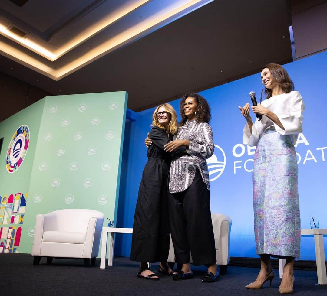 ミシェル・オバマさんのインスタグラム写真 - (ミシェル・オバマInstagram)「It was so special to share the stage with Julia Roberts and Deborah Henry at #ObamaLeaders: Asia-Pacific today. We talked about what it means to define balance in our lives and our careers—and how that balance is different for everybody. We shared stories of how we’ve overcome self-doubt and how important it is to know that you belong wherever you are. We reflected on the men and women in our lives who have reminded us that our voices matter, and we emphasized that we all have the ability to change someone else's life for the better. The young leaders in the audience already know this—they’re doing so much to improve the lives of others. And with the @ObamaFoundation as a community of support, I can't wait to see all they accomplish.」12月13日 5時14分 - michelleobama