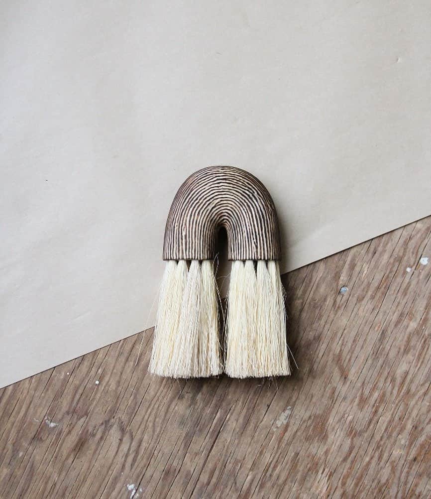 Ariele Alaskoのインスタグラム：「Shop update next week 🎁 Tuesday Dec 17th at 9am PST. There will be lots of brushes of all sizes (tiny ones too!) including this maple brush with charred texture. There will be a couple hand carved bowls too. I’ll be posting more about it in stories over the next few days.」