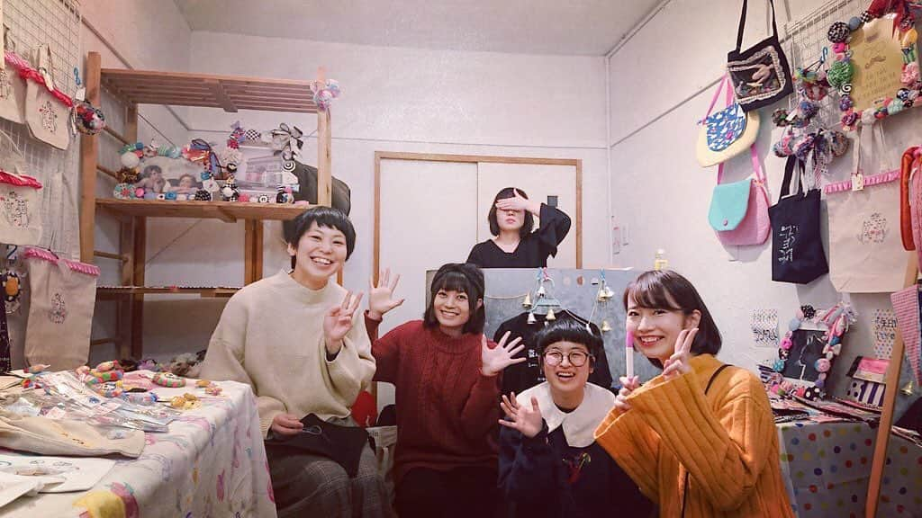 田上よしえさんのインスタグラム写真 - (田上よしえInstagram)「女芸人ハンドメイドフェス2日目無事終了！ 小ネタTシャツ、トートバックまだまだあります！来てね！😘 #女芸人ハンドメイドフェス #ハンドメイド #女芸人 #お笑い #下北沢 #ギャラリーカステラ」12月13日 5時31分 - tanoueyoshie