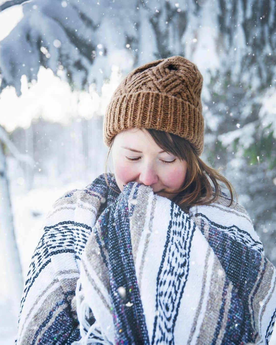 マリアのインスタグラム：「Red cheeks, red nose, soft snowfall and warm coffee. Stood like this for 10 minutes while it started snowing gently just before the sun disappeared behind the tree tops . I don’t need much more to be happy as a child ❤️❄️❤️❄️」