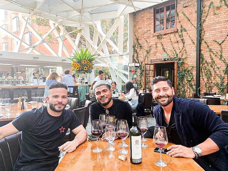 ホセ・アルトゥーベのインスタグラム：「🍷🍴🇻🇪」