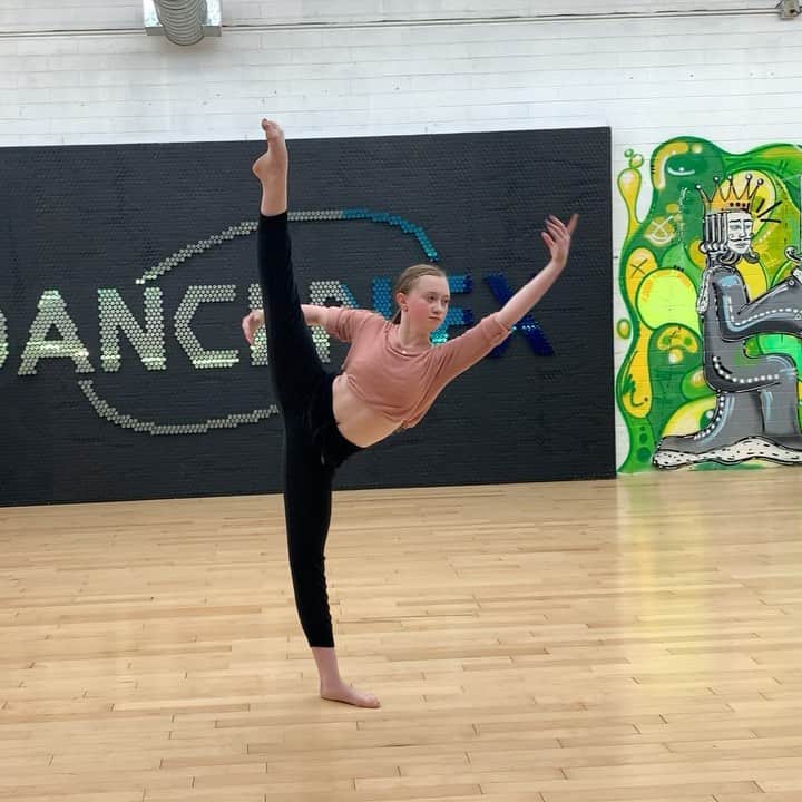Addison Moffettのインスタグラム：「Hai girl hai | @hailey_xoxo_225  Moves by me」