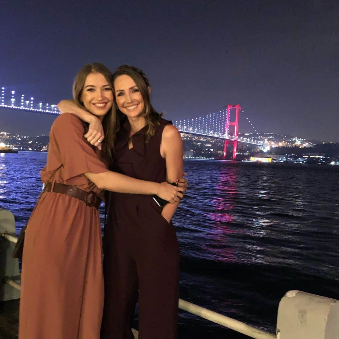 クリスティン・ヒルデブランドさんのインスタグラム写真 - (クリスティン・ヒルデブランドInstagram)「< 40 hours in Istanbul. 🛫👯‍♀️👰🏻🎉🍷🍾👯‍♀️🛬.Best decision ever. @mervedalbeler was the most beautiful bride in the world. I LOVED celebrating her with my girls 🥰. Also loved learning all the Turkish wedding celebration traditions!! The best time and worth the jet lag x one million. ❤️」12月13日 5時59分 - _kristinhildebrand