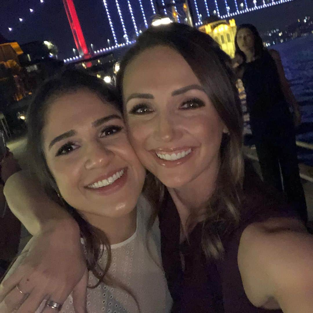 クリスティン・ヒルデブランドさんのインスタグラム写真 - (クリスティン・ヒルデブランドInstagram)「< 40 hours in Istanbul. 🛫👯‍♀️👰🏻🎉🍷🍾👯‍♀️🛬.Best decision ever. @mervedalbeler was the most beautiful bride in the world. I LOVED celebrating her with my girls 🥰. Also loved learning all the Turkish wedding celebration traditions!! The best time and worth the jet lag x one million. ❤️」12月13日 5時59分 - _kristinhildebrand