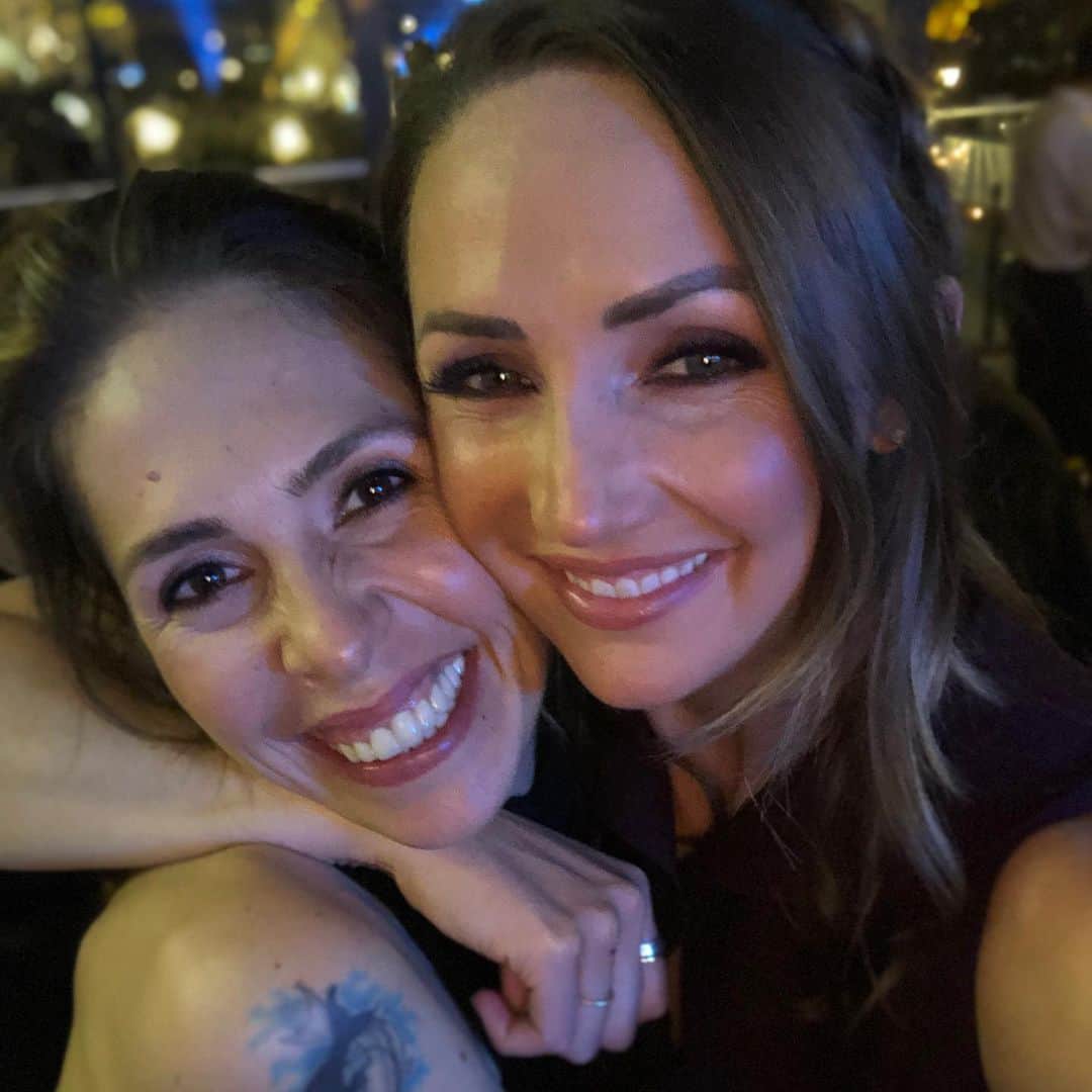 クリスティン・ヒルデブランドのインスタグラム：「< 40 hours in Istanbul. 🛫👯‍♀️👰🏻🎉🍷🍾👯‍♀️🛬.Best decision ever. @mervedalbeler was the most beautiful bride in the world. I LOVED celebrating her with my girls 🥰. Also loved learning all the Turkish wedding celebration traditions!! The best time and worth the jet lag x one million. ❤️」