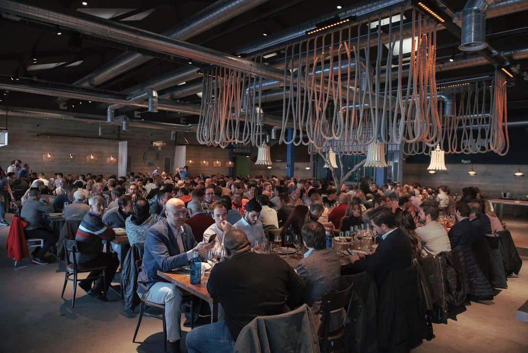 ロナウドさんのインスタグラム写真 - (ロナウドInstagram)「Dos días increíbles y emocionantes con la familia del Real Valladolid. Comida con jugadores, técnicos y trabajadores ayer, y foto oficial con el Primer Equipo y los jugadores de nuestro equipo de Liga Genuine #AúpaPucela」12月13日 6時07分 - ronaldo