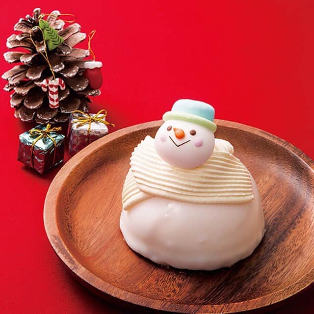 【公式】(株)不二家フードサービス(不二家レストラン) さんのインスタグラム写真 - (【公式】(株)不二家フードサービス(不二家レストラン) Instagram)「. おはようございます❤️ . 不二家クリスマスケーキ 『クリスマス雪だるまケーキ』ご紹介⛄️ . 雪だるまをモチーフにしたムースケーキ。カスタードムースにカラメル味のりんごソースをしのばせました。 マフラーはバナナクリームで仕上げてあります。 かわいらしい雪だるまのモチーフケーキです。 . 販売価格:560円(税込） . ※発売日は店舗により異なる場合がございます。 ※お取り扱いのない店舗がございます。 ※売り切れの際はご了承下さい。 ※詳しくは お近くの店舗スタッフまでお問い合せ下さい。 . クリスマスケーキもご予約承り中！ 皆様のご来店をお待ちしております💖 . #不二家 #Fujiya #ふじや #不二家フードサービス #不二家レストラン #japan #ペコちゃん #ポコちゃん #peko #クリスマス #カントリーマアム #ミルキー #christmas #ホームパイ #cafe #ペコちゃんのほっぺ #ショートケーキ #cake #カスタードクリーム #ミルキーソフト #クリスマスケーキ #sweets  #可愛い #雪だるま #スイーツ #不二家クリスマスケーキ #ケーキ #ぺこちゃん」12月13日 6時38分 - fujiya.fs