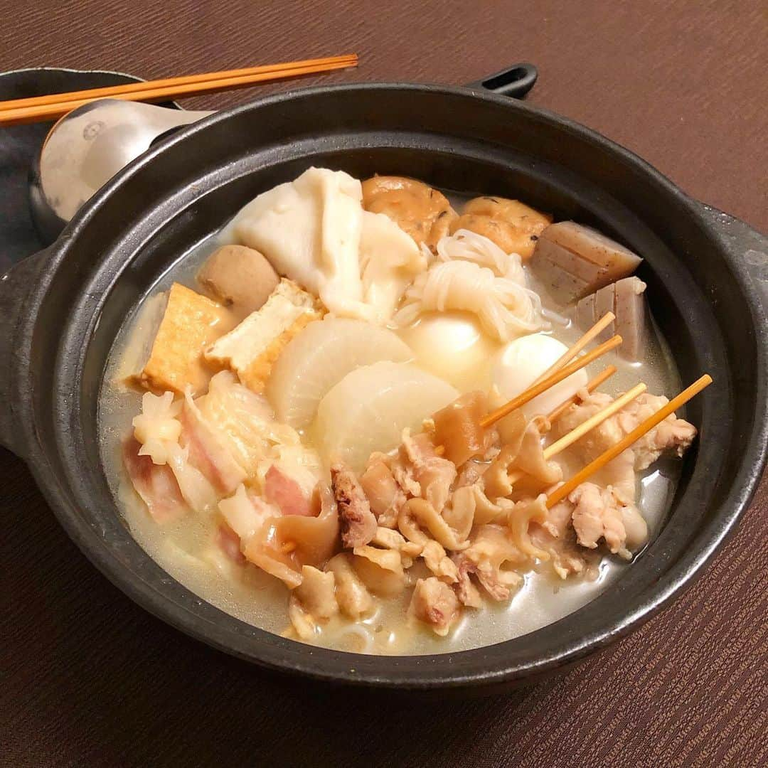 工藤采佳さんのインスタグラム写真 - (工藤采佳Instagram)「おうちごはん👩‍🍳🍢💕 最近、寒いね〜ってことで！ 我が家ではおでんが初登場しました✨ . 今回おでんは初の試みだったので スーパーで販売されていた 6倍希釈のスープを使用した🍲 (スープの写真撮り忘れました😅) . ☆おでんの具材☆ 大根、しらたき、こんにゃく、卵 厚揚げ、いわしのつみれ、がんも、手羽元 ロールキャベツ、牛すじ、鶏皮、はんぺん という王道で種類豊富なメニューに🍲 . はんぺんは煮込むとしゅわしゅわって なって縮んでしまいこれは失敗🤦‍♀️ｱﾀｰ . しばらくは、このおでんに継ぎ足し 赤だし入れたり味変して頂きます🙏」12月13日 6時43分 - kudo__ayaka