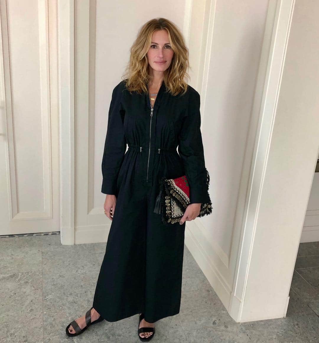 ジュリア・ロバーツのインスタグラム：「Heading out in Malaysia with @girlsopportunityalliance ⭐️」