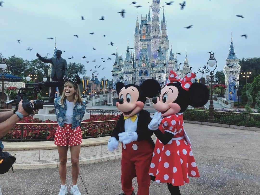 アシュリー・ハートさんのインスタグラム写真 - (アシュリー・ハートInstagram)「This is what dreams are made of!!! @waltdisneyworld #magicmoment #mickeyandminnie #cuethebirds @helloworldau ❤️ . #TVshow #australia #travel #travelshow #presenter #tvpresenter #helloworld #florida #usa #waltdisneyworld」12月13日 7時19分 - ashleyhart