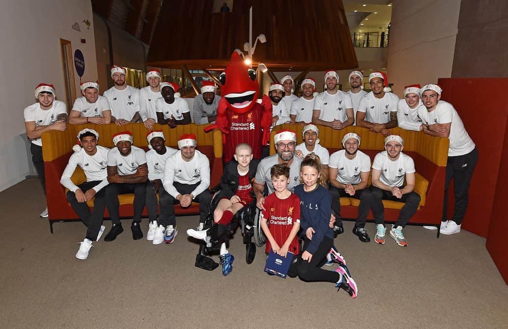 ビルヒル・ファン・ダイクさんのインスタグラム写真 - (ビルヒル・ファン・ダイクInstagram)「Inspired by these incredible kids and their families! Thank you also to the amazing staff at @alderhey 🎅🏽 Merry Christmas to you all from all of us at @liverpoolfc」12月13日 7時32分 - virgilvandijk