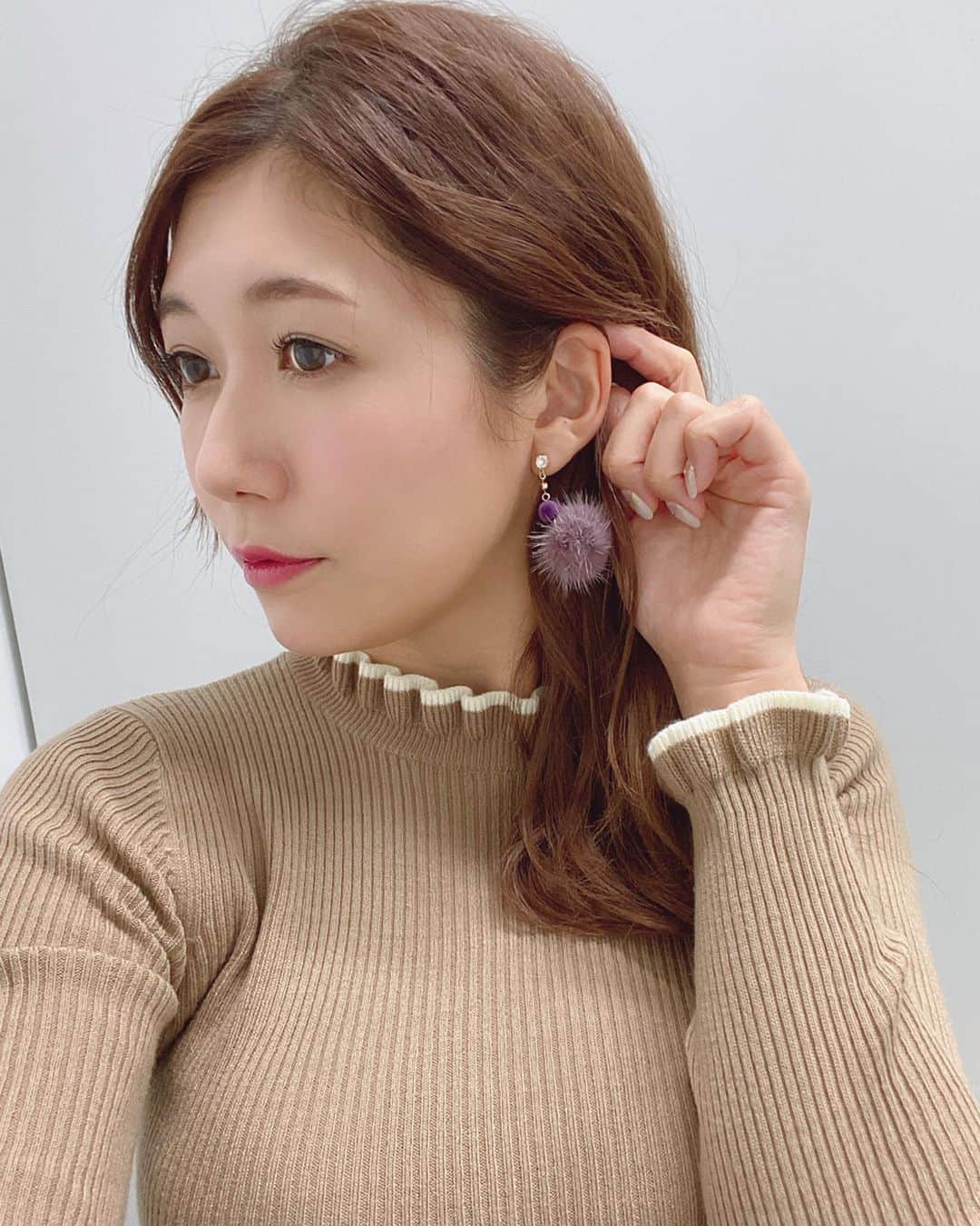 のインスタグラム：「<hair style> サイド寄せスタイル♪ さて、今日は金曜日。 あと1日がんばりましょ〜  イヤリング→ @leange_pippi  #アベプラ #abematv  #weather #weatherforecast #気象予報士 #穂川果音 #instastyle #instahair  #ヘアアレンジ #ダウンスタイル  #hair #hairstyle #hairarrange #ほかのん #hairstyles #wavehair #hairstyling #おしゃれ #cosplay #巻き髪アレンジ #イヤリング #巻き髪 #サイド寄せヘア　#ゆる巻き　#ナチュラルヘア　#サイド寄せアレンジ」