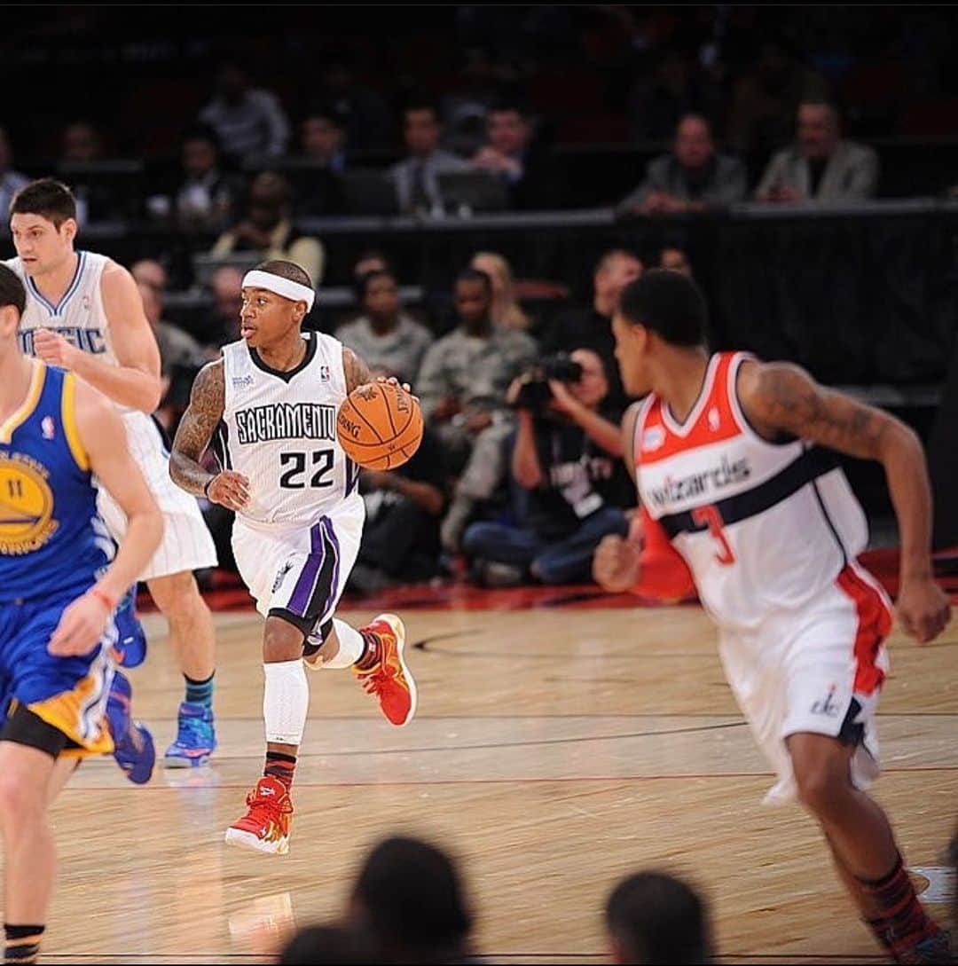 アイザイア・トーマスのインスタグラム：「#TBT I got you @bradbeal3 just keep running LOL (As I pull up for the transition 3) #RookieSophmoreAllStarGame」