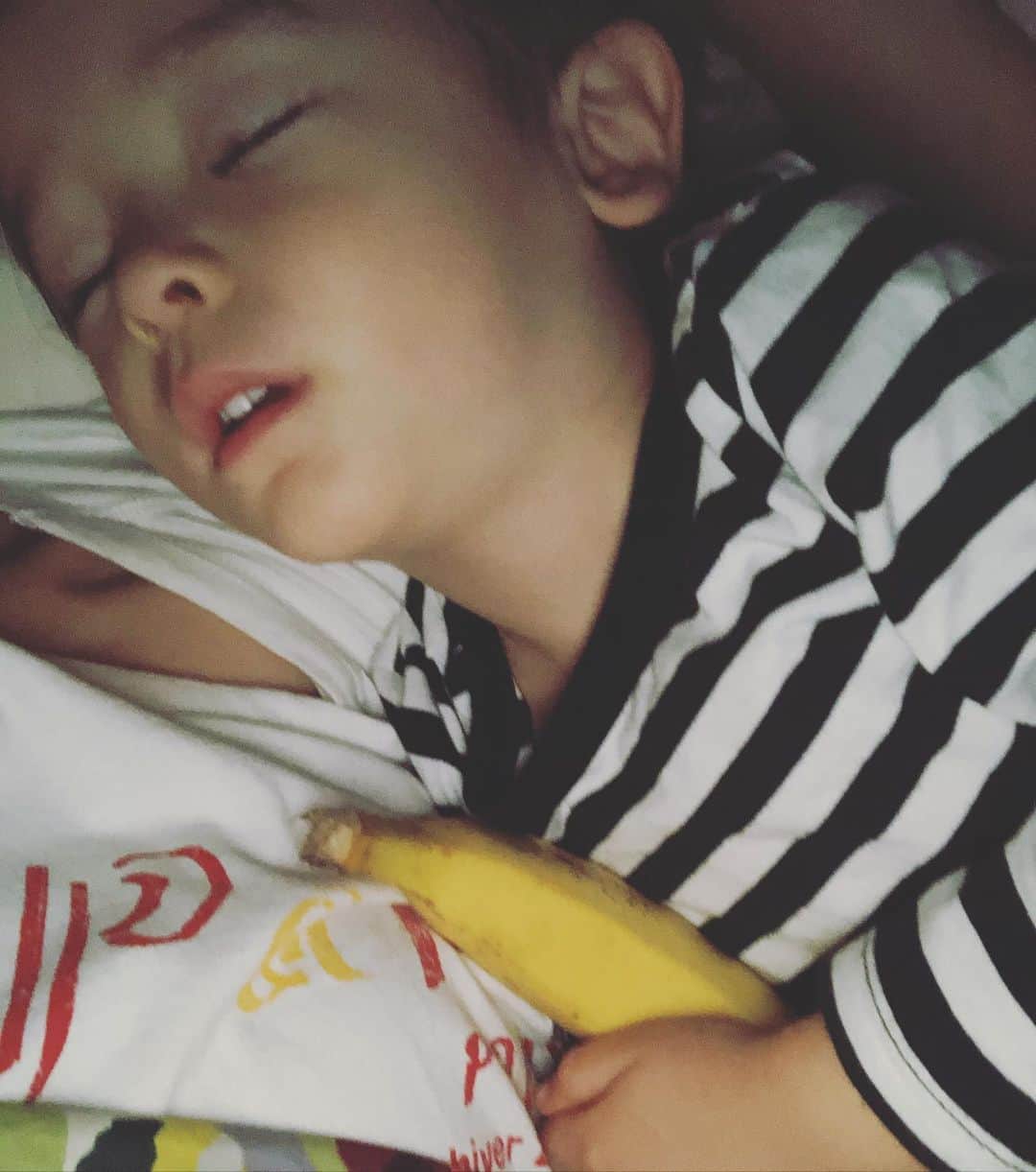 大桑マイミのインスタグラム：「夜泣き時起き上がり　バナナ〜🍌と叫んでる。バナナを渡すとスーーっと寝に入る彼。　バナナ安心するのかしら。　大事にかかえてスヤスヤ〜そんな姿に🤣🤣🤣どうか潰しませんように。と思いながら朝を迎えました。 おはようございます😃☀🌞 #bananaboytinus」
