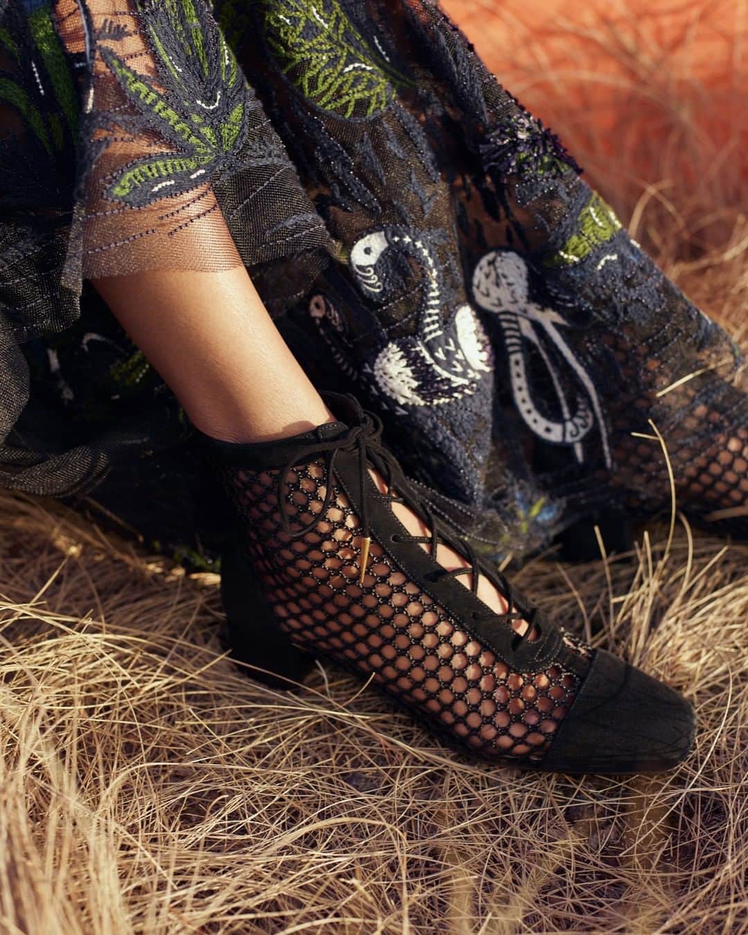 クリスチャンディオールさんのインスタグラム写真 - (クリスチャンディオールInstagram)「Swipe to discover ‘Naughtily-D’, shoes crafted with #DiorSavoirFaire using traditional woven techniques — shown here with the classic #Dior30Montaigne bag and this season's ‘Dior Global’ boots, all designed by @MariaGraziaChiuri for the #DiorCruise 2020 collection. © @NadineIjewere」12月13日 7時55分 - dior