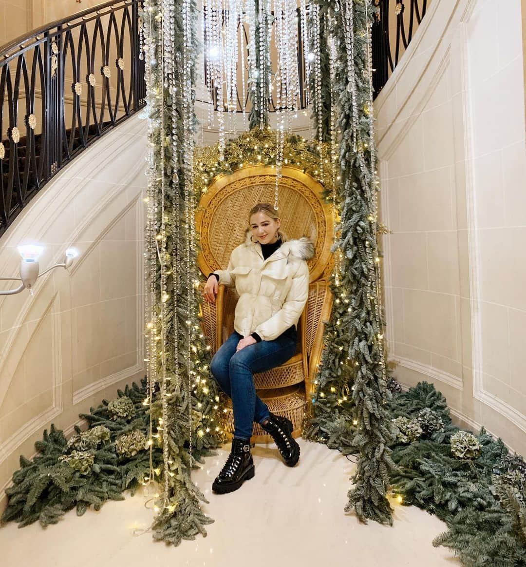 クロエ・ルーカジアックさんのインスタグラム写真 - (クロエ・ルーカジアックInstagram)「I sit on a throne of lies」12月13日 8時05分 - chloelukasiak