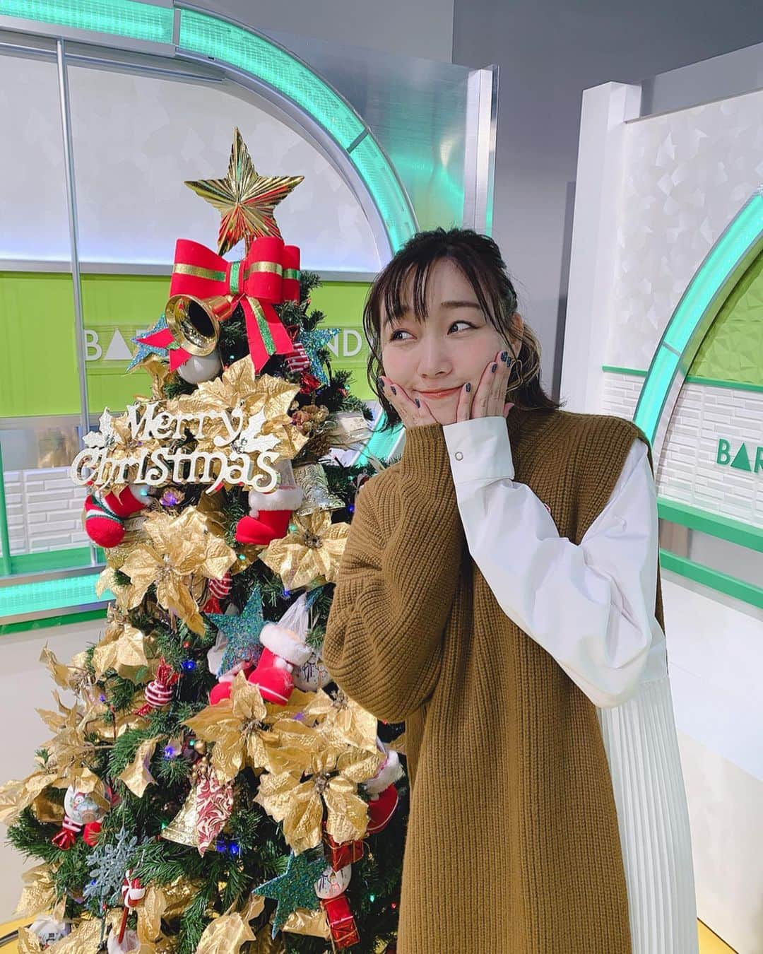 須田亜香里さんのインスタグラム写真 - (須田亜香里Instagram)「12月10日(火) TOKYO MX 【#バラいろダンディ 】 火曜出演は2回目でした！ レギュラー陣の皆様、プロフェッショナル過ぎて、お一人お一人の魅力に笑ったり、優しい気持ちになれたり、感激したり、感情大忙し(笑) ありがとうございました😂 #バラいろダンディ #バラいろ #片腕ニット #クリスマスツリー #珍しく #ショートヘアアレンジ」12月13日 8時03分 - akarisuda