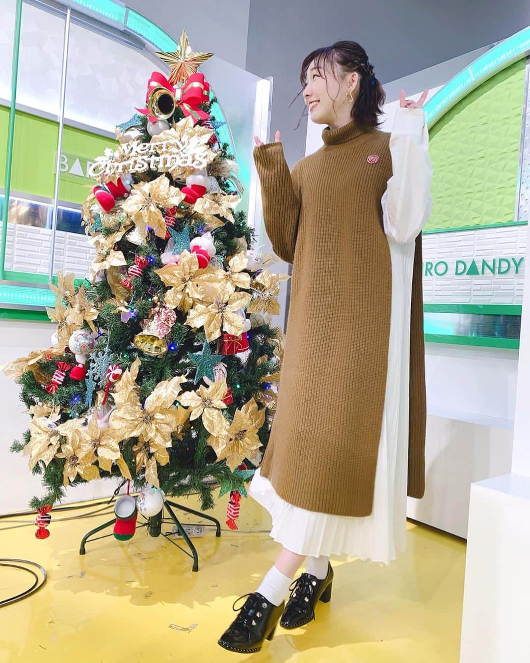 須田亜香里さんのインスタグラム写真 - (須田亜香里Instagram)「12月10日(火) TOKYO MX 【#バラいろダンディ 】 火曜出演は2回目でした！ レギュラー陣の皆様、プロフェッショナル過ぎて、お一人お一人の魅力に笑ったり、優しい気持ちになれたり、感激したり、感情大忙し(笑) ありがとうございました😂 #バラいろダンディ #バラいろ #片腕ニット #クリスマスツリー #珍しく #ショートヘアアレンジ」12月13日 8時03分 - akarisuda