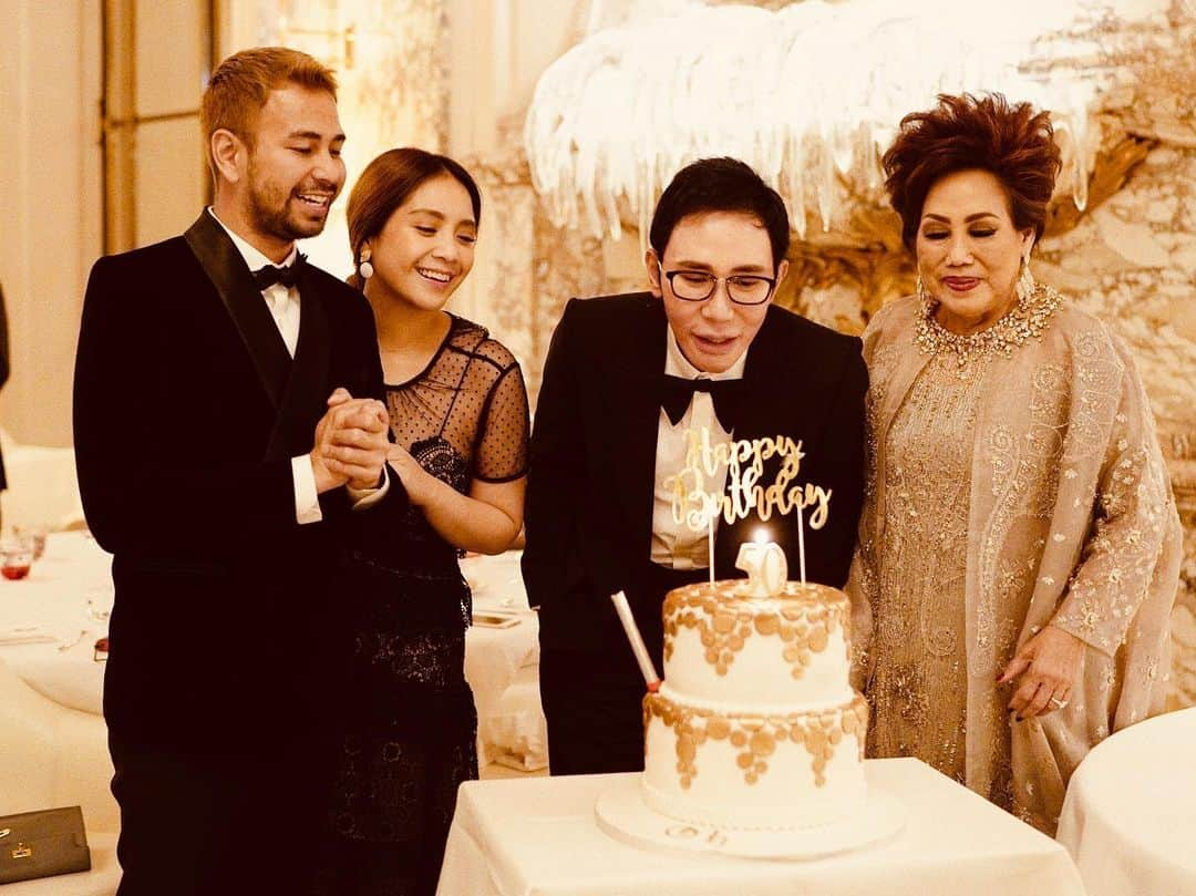 Raffi Ahmadさんのインスタグラム写真 - (Raffi AhmadInstagram)「Bahagia selalu 🙏🇫🇷🇮🇩 Mr @otis__hahijary and Family ❤️ Once more Happy Birthday ⭐️ ( Slide sampe Terakhir ) ~ Maaf Rafathar ketiduran ... hehe ~ 🇫🇷🇫🇷🇫🇷🇫🇷🇫🇷🇫🇷🇫🇷🇫🇷🇫🇷🇫🇷🇫🇷🇫🇷🇫🇷🇫🇷🇫🇷🇫🇷」12月13日 8時20分 - raffinagita1717