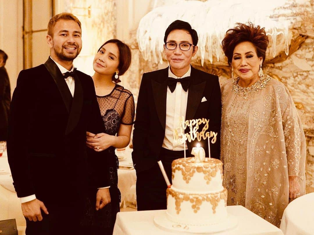 Raffi Ahmadさんのインスタグラム写真 - (Raffi AhmadInstagram)「Bahagia selalu 🙏🇫🇷🇮🇩 Mr @otis__hahijary and Family ❤️ Once more Happy Birthday ⭐️ ( Slide sampe Terakhir ) ~ Maaf Rafathar ketiduran ... hehe ~ 🇫🇷🇫🇷🇫🇷🇫🇷🇫🇷🇫🇷🇫🇷🇫🇷🇫🇷🇫🇷🇫🇷🇫🇷🇫🇷🇫🇷🇫🇷🇫🇷」12月13日 8時20分 - raffinagita1717