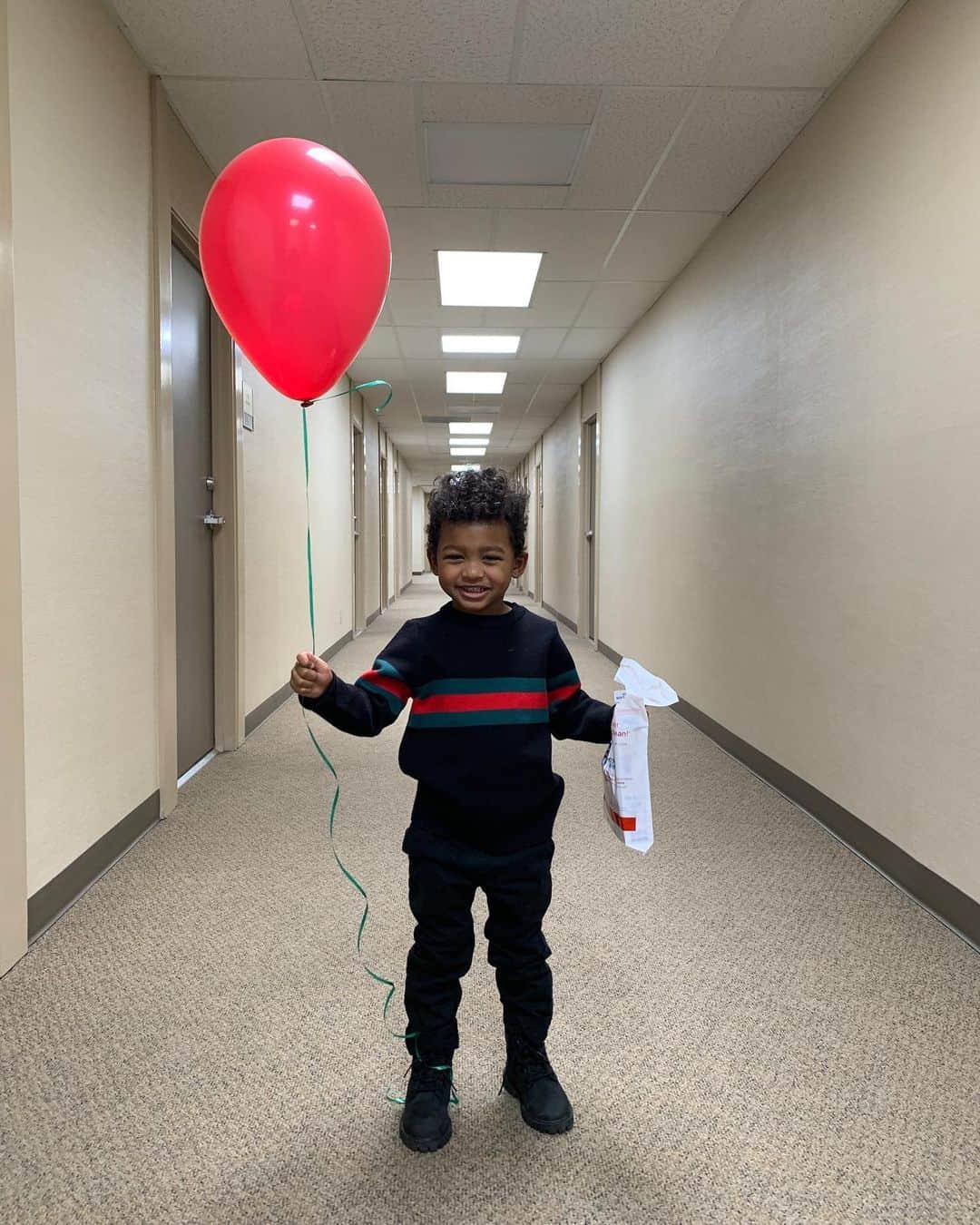 トリスタン・トンプソンのインスタグラム：「Happy birthday to my baby boy Prince. You’re already 3, I remember holding you when you were born and telling you how amazing of a baby you are. Everyday you continue to surprise me with your development, your love and your big heart. Your smile is one that lights up every room you are in.  I thank God everyday for picking me to be your father. May God continue to bless you each and everyday son. I love you❤️❤️❤️❤️」
