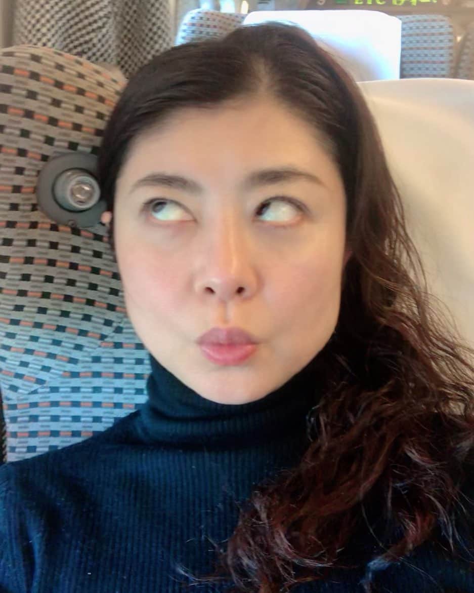 間々田佳子のインスタグラム：「移動中も顔トレ❣️ どんなときも…どんなときも…  今日は奈良へ 行ってきます！  #間々田佳子 #表情筋トレーニング #表情筋研究家 #dmm間々田サロン」