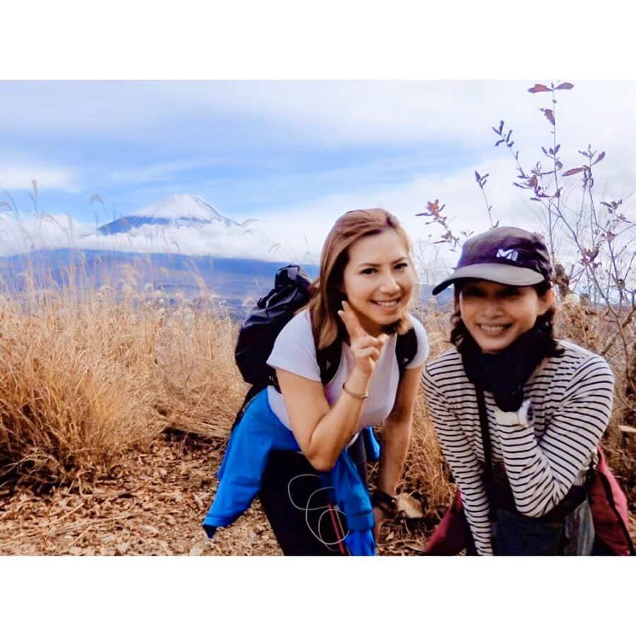 竹中友紀子のインスタグラム：「#山登り  先日の紅葉狩り&富士見登山。 パノラマ台〜烏帽子岳 一瞬顔を出してくれた富士山とパールちゃん @pearlypoon と^ ^」