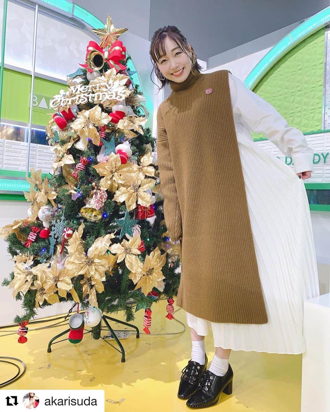 のインスタグラム：「先日のMXバラいろダンディ🌹 須田亜香里ちゃんの衣装です🌟 あかりさん、ほんま可愛い⤴︎💕 #Repost @akarisuda ・・・ 12月10日(火) TOKYO MX 【#バラいろダンディ 】 火曜出演は2回目でした！ レギュラー陣の皆様、プロフェッショナル過ぎて、お一人お一人の魅力に笑ったり、優しい気持ちになれたり、感激したり、感情大忙し(笑) ありがとうございました😂 #バラいろダンディ #バラいろ #片腕ニット #クリスマスツリー #珍しく #ショートヘアアレンジ#須田亜香里#ske48#fashiondiaries」