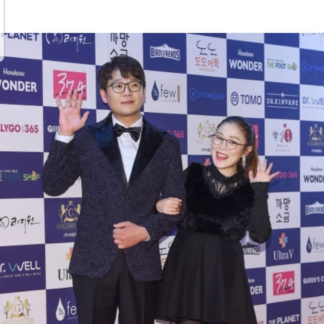 キム・ガンヒョンのインスタグラム：「작년엔 하지영이랑...올해는 박슬기랑... 대한민국 베스트 스타상 MC 재미지게 놀다 왔어용...수상자분들 모두 모두 축하드려요~~ #김강현 #하지영 #박슬기 #영화배우협회 #대한민국베스트스타상시상식」