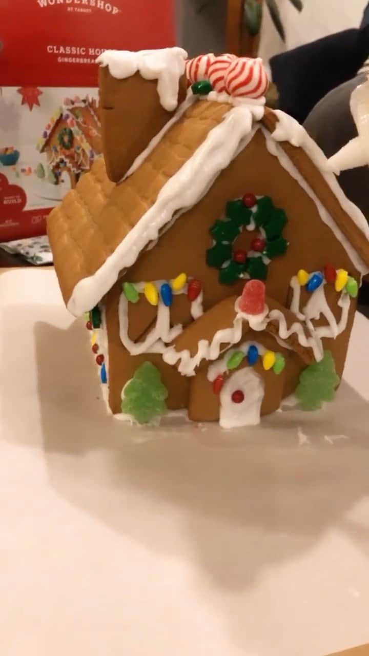 のインスタグラム：「Dec 10 2019. Neatto Butrito! And then having some down time making a gingerbread house」