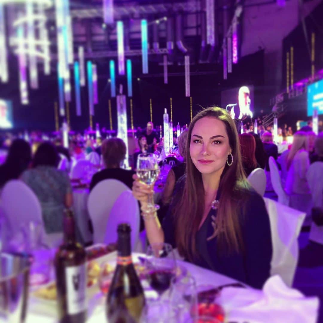 エレーナ・グレボワのインスタグラム：「Happy holidays to everyone🥂❄️🎄」