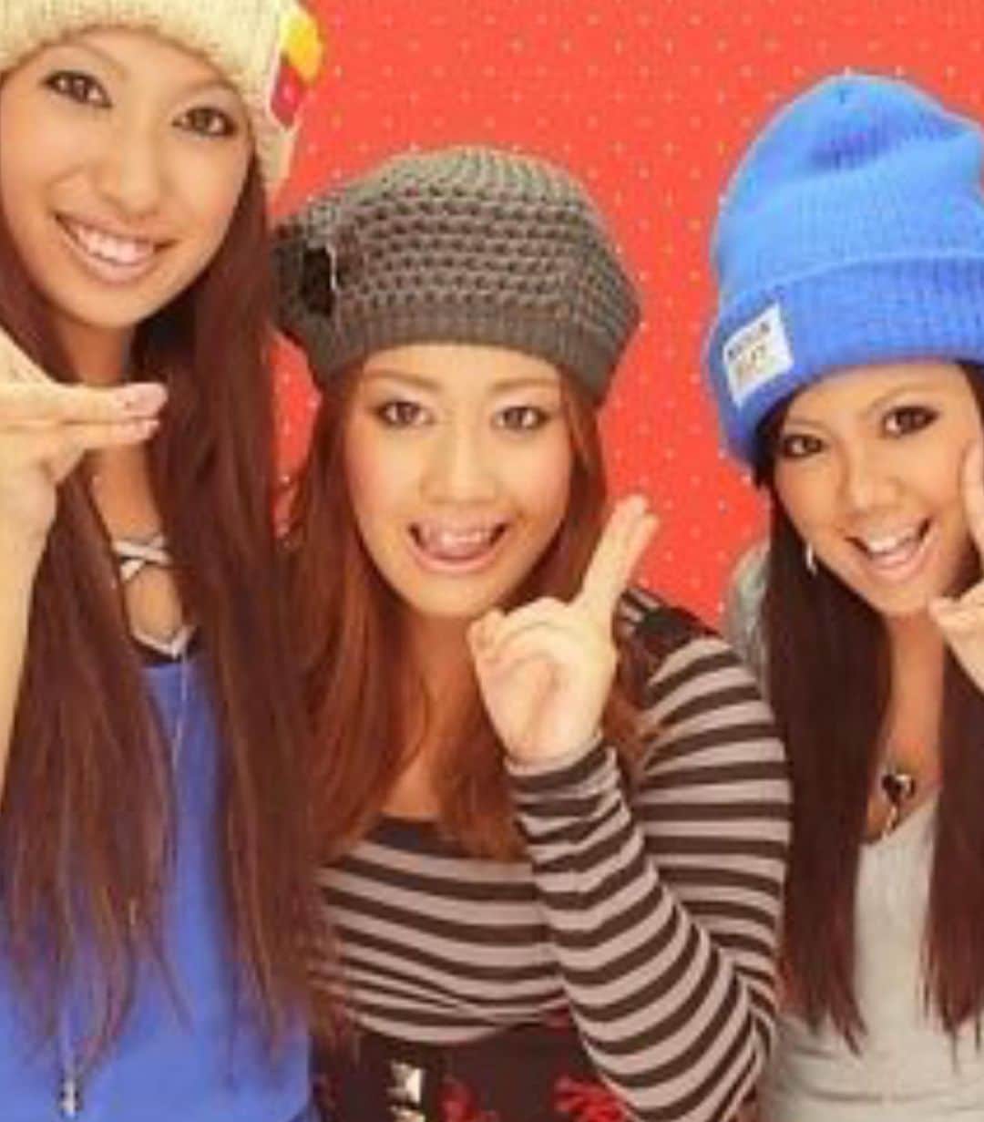 エマ中岡優姫さんのインスタグラム写真 - (エマ中岡優姫Instagram)「18歳から仲良しの 友達と仕事終わりに🍻 （2人ともノンアルw）  いつも笑わしてくれる 友達だよん❤️ 当時と比べると だいぶ落ち着きました🤣w  そういえば19歳か２０歳の クリスマスに3人で 北海道に行ったな〜🤣 懐かしい❤️ . 今年のみなさんの クリスマスの予定は？🌲 私の予定は、、、 うふふ❤️ っと言いたいところだけど まさかの仕事を 入れてしまった🤣w  私にとってクリスマスは ただの平日です🤣 息子とのクリスマスパーティーは 日曜日にしよーっと🤶 何あげよーか 悩むな〜❤️ #大阪  #昔のプリクラ  #男の子ママ  #シングルマザー」12月13日 8時37分 - emma__yun
