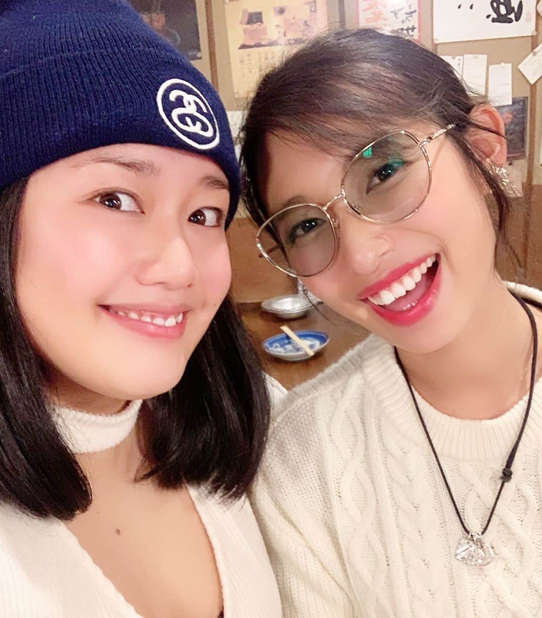 エマ中岡優姫さんのインスタグラム写真 - (エマ中岡優姫Instagram)「18歳から仲良しの 友達と仕事終わりに🍻 （2人ともノンアルw）  いつも笑わしてくれる 友達だよん❤️ 当時と比べると だいぶ落ち着きました🤣w  そういえば19歳か２０歳の クリスマスに3人で 北海道に行ったな〜🤣 懐かしい❤️ . 今年のみなさんの クリスマスの予定は？🌲 私の予定は、、、 うふふ❤️ っと言いたいところだけど まさかの仕事を 入れてしまった🤣w  私にとってクリスマスは ただの平日です🤣 息子とのクリスマスパーティーは 日曜日にしよーっと🤶 何あげよーか 悩むな〜❤️ #大阪  #昔のプリクラ  #男の子ママ  #シングルマザー」12月13日 8時37分 - emma__yun
