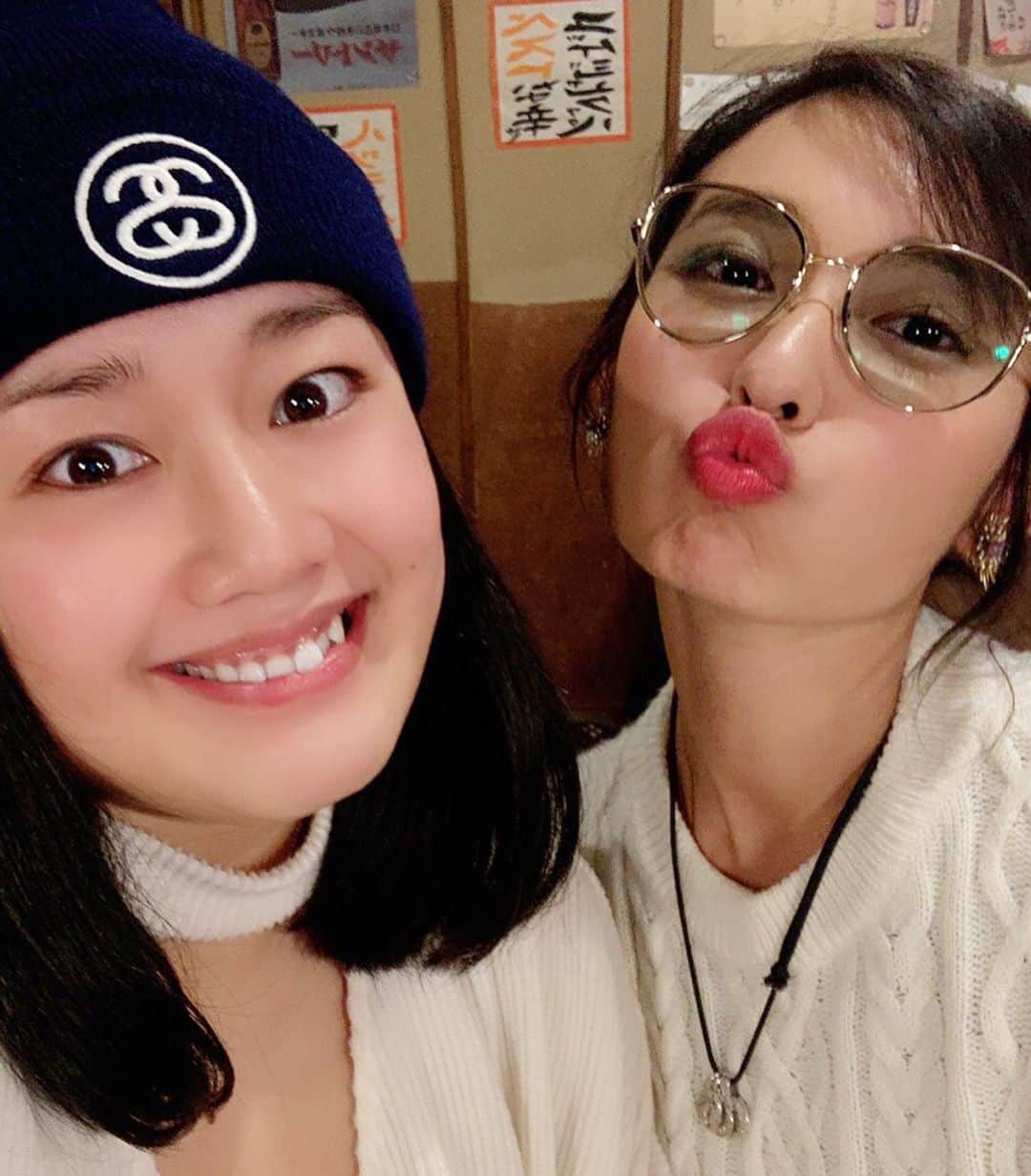 エマ中岡優姫さんのインスタグラム写真 - (エマ中岡優姫Instagram)「18歳から仲良しの 友達と仕事終わりに🍻 （2人ともノンアルw）  いつも笑わしてくれる 友達だよん❤️ 当時と比べると だいぶ落ち着きました🤣w  そういえば19歳か２０歳の クリスマスに3人で 北海道に行ったな〜🤣 懐かしい❤️ . 今年のみなさんの クリスマスの予定は？🌲 私の予定は、、、 うふふ❤️ っと言いたいところだけど まさかの仕事を 入れてしまった🤣w  私にとってクリスマスは ただの平日です🤣 息子とのクリスマスパーティーは 日曜日にしよーっと🤶 何あげよーか 悩むな〜❤️ #大阪  #昔のプリクラ  #男の子ママ  #シングルマザー」12月13日 8時37分 - emma__yun