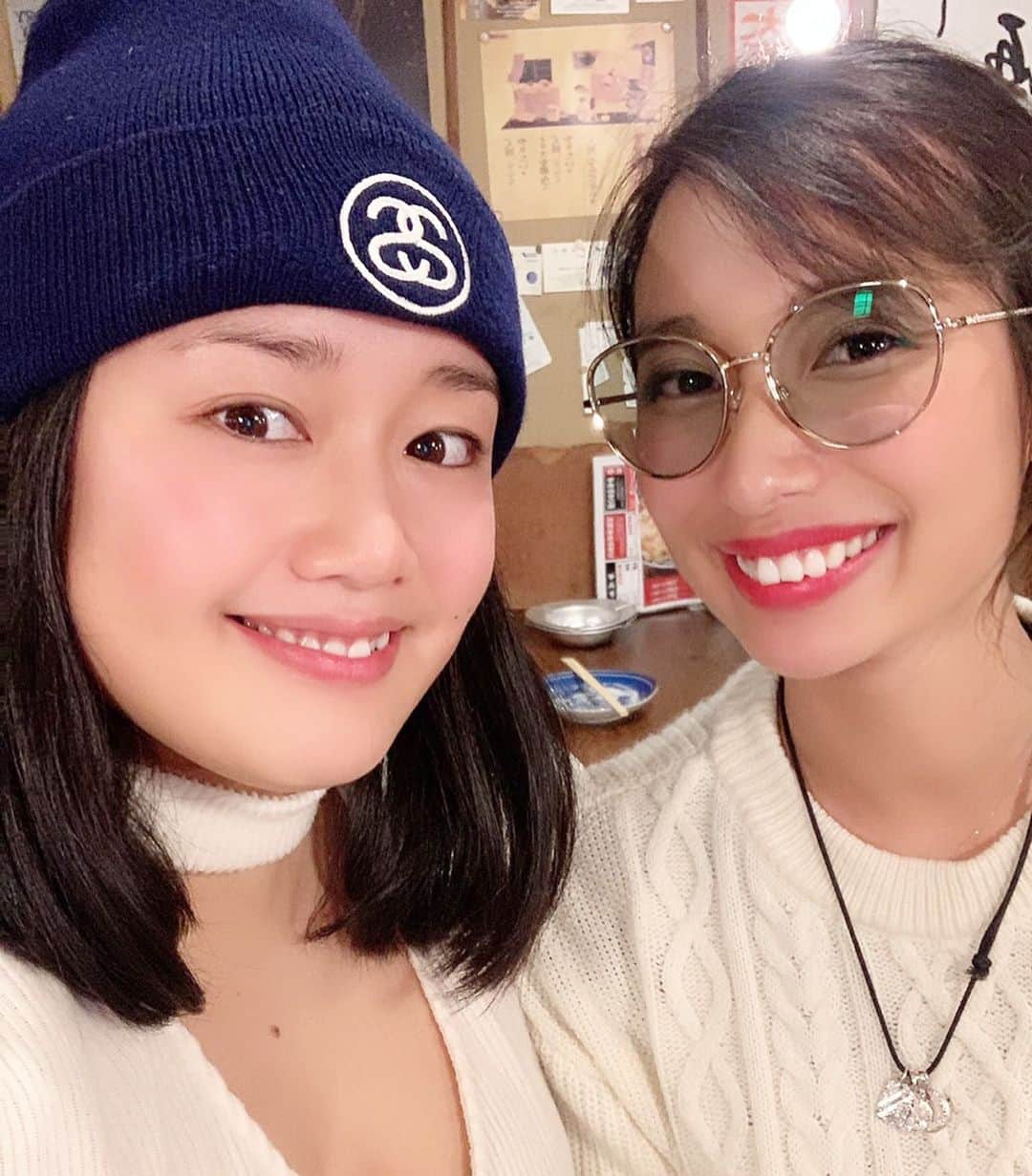 エマ中岡優姫さんのインスタグラム写真 - (エマ中岡優姫Instagram)「18歳から仲良しの 友達と仕事終わりに🍻 （2人ともノンアルw）  いつも笑わしてくれる 友達だよん❤️ 当時と比べると だいぶ落ち着きました🤣w  そういえば19歳か２０歳の クリスマスに3人で 北海道に行ったな〜🤣 懐かしい❤️ . 今年のみなさんの クリスマスの予定は？🌲 私の予定は、、、 うふふ❤️ っと言いたいところだけど まさかの仕事を 入れてしまった🤣w  私にとってクリスマスは ただの平日です🤣 息子とのクリスマスパーティーは 日曜日にしよーっと🤶 何あげよーか 悩むな〜❤️ #大阪  #昔のプリクラ  #男の子ママ  #シングルマザー」12月13日 8時37分 - emma__yun