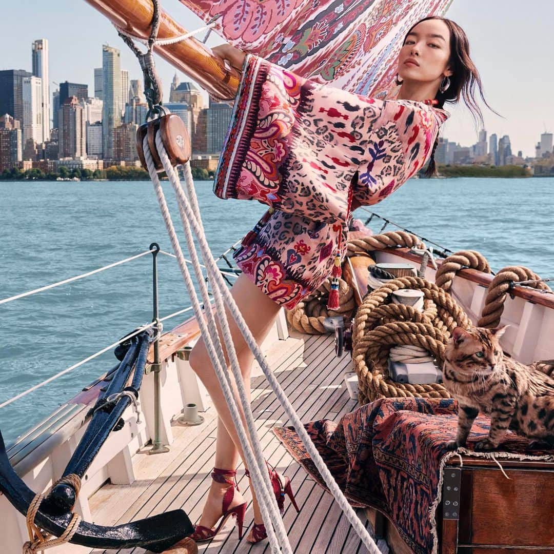フェイフェイ・サンのインスタグラム：「My new @etro Campaign by @cassblackbird ❤️ creative director @macsiotti 👗 by @georgecortina 👁by @pg_dmcasting 💄by @romyglow 💇🏻by @estherlangham  Many thanks to all of you😘#feifeisun」