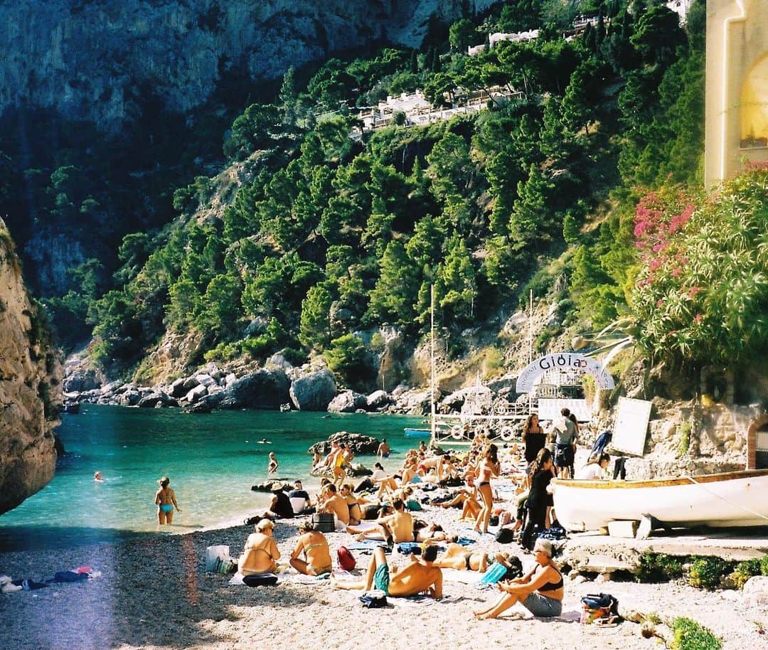 ブリアナ・ホリーのインスタグラム：「where every place your turn looks like a postcard.. #film #mundanebeauty」
