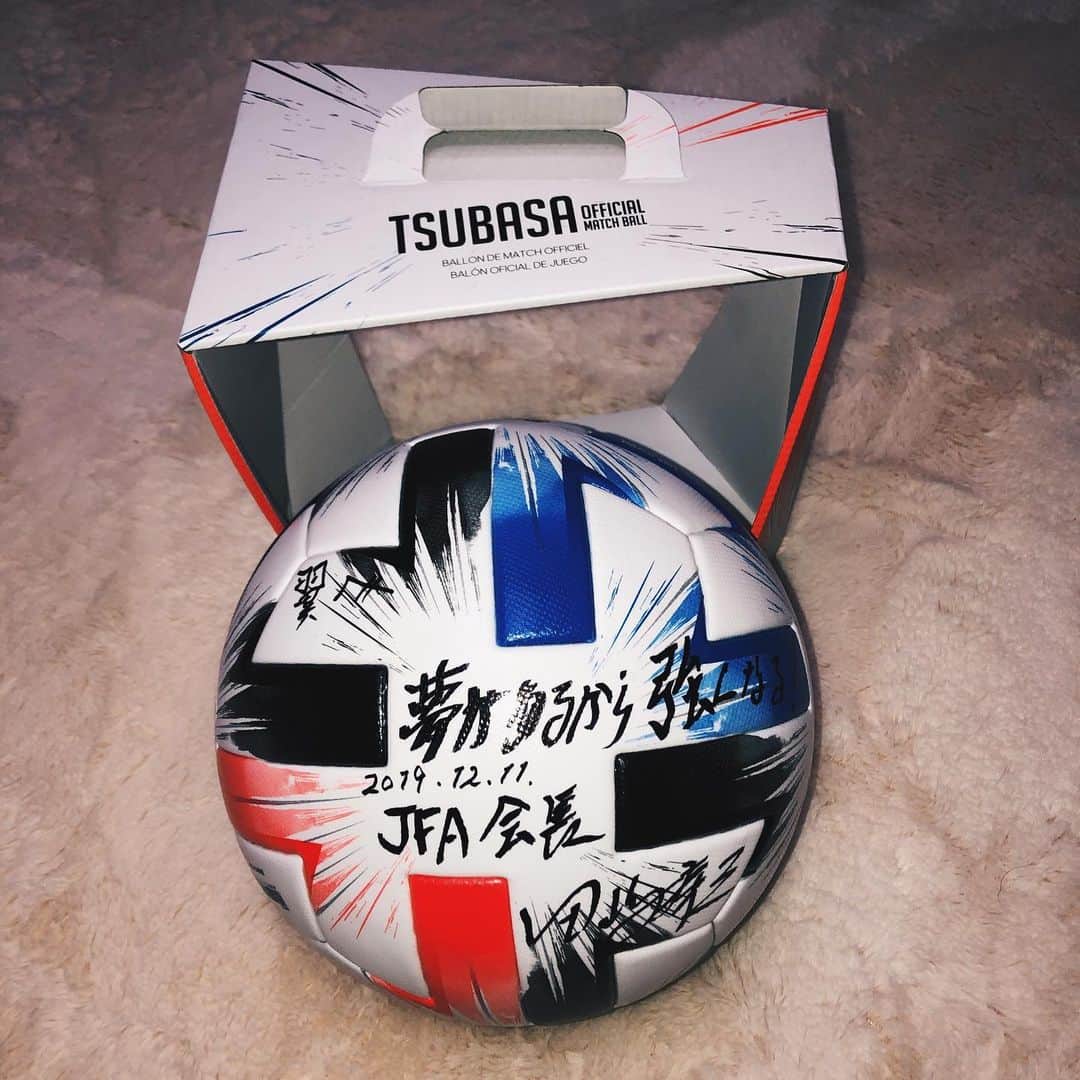 遠藤翼さんのインスタグラム写真 - (遠藤翼Instagram)「. Thank you Tashima-San for the @adidas “Tsubasa” 2019 Club World Cup ball ⚽️ The name Tsubasa comes from the Japanese Manga anime show “Captain Tsubasa” which my dad also named me after! So cool!! . JFAアカデミー時代から、お世話になっている田嶋さんと久しぶりに会わせて頂きました！ ボールありがとうございます！ ——————— #TsubasaBall #CaptainTsubasa #翼ボール #キャプテン翼」12月13日 9時21分 - tsubasa_endoh