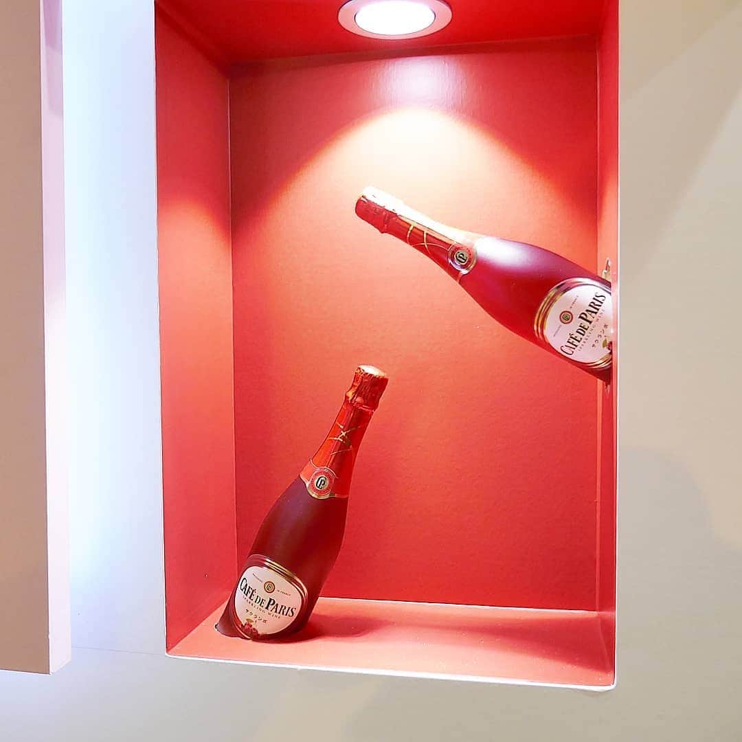 美的 Biteki's official Instagram! さんのインスタグラム写真 - (美的 Biteki's official Instagram! Instagram)「＼フランス産スパークリングワイン「カフェ・ド・パリ」のポップアップー・バーが、サナギ新宿前イベントスペースにて本日12月13日よりオープン！／ 「カフェ・ド・パリ」の世界観が広がるバー内には、創作あーちすとであり女優の のんさんが「カフェ・ド・パリ」からインスピレーションを得たデコレーションエリアが登場！昨日行われた記者発表会では、のんさんが登壇し、その仕上げを行いました。 ★ そんな、のんさんとコラボレーションしたフォトジェニックな空間が広がるバーでは、ブランドアンバサダーでネイルアーティストの大城友之氏による人気フレーバーをイメージした華やかなボトルディスプレイを展示していたり、多彩なフルーツフレーバーに合わせてセレクトしたトッピングを自由にグラスに飾って自分だけの「カフェ・ド・パリ」を楽しめるなどのコンテンツも。「カフェ・ド・パリ」の魅力を堪能できます。 ぜひ近くへ行った際は足を運んでみて！ 【概要】 ・日時：12月13日（金）～15日（日）11:00～21:00（最終日のみ20:00まで） ・場所：サナギ新宿前イベントスペース（東京都新宿区新宿三丁目35-6） ・入場：無料 ※入場は、満20歳以上の方限定・入場時に年齢確認があります #カフェドパリ#cafedeparis#スパークリングワイン#のん#イベント#新宿#女子会#ワイン」12月13日 9時42分 - bitekicom